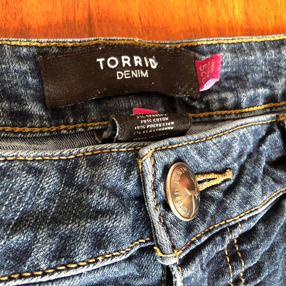 *SOLD* Torrid Skinny Jeans 22S - Picture 2 of 5
